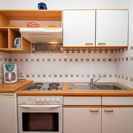 Apartman With Parking Space - 21300 Poreč