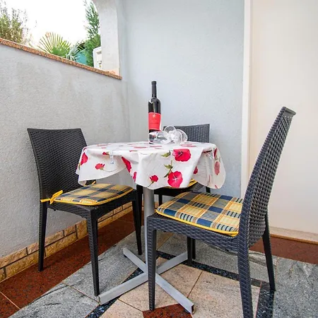 Apartament With A Parking Space - 21300 Poreč