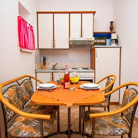 Apartman With Parking Space - 21300 Porec