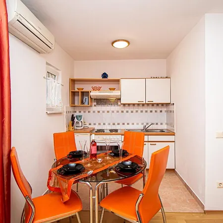 Apartman With Parking Space - 21300 Porec